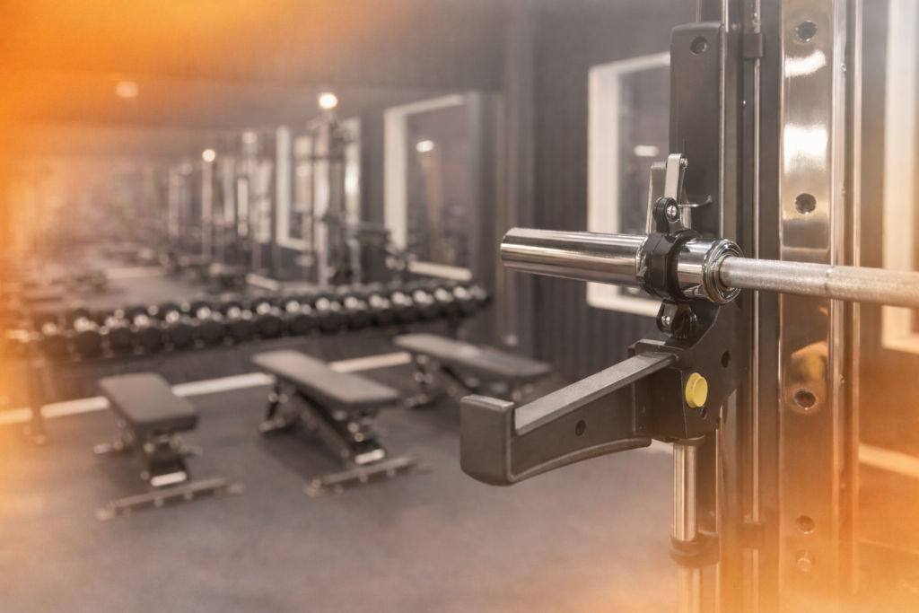 zona de peso libre con maquina bancos y pesas