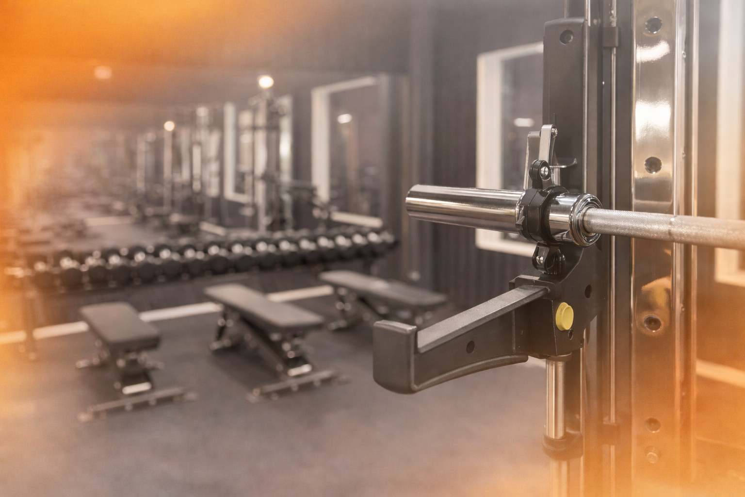 zona de peso libre con maquina y bancos 